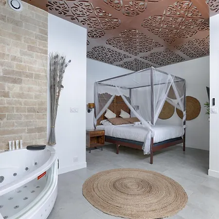 Mykeypers - Lovely With Jacuzzi París