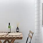 Mykeypers - Lovely With Jacuzzi Apartment