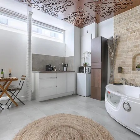 Apartament Mykeypers - Lovely With Jacuzzi Paryż